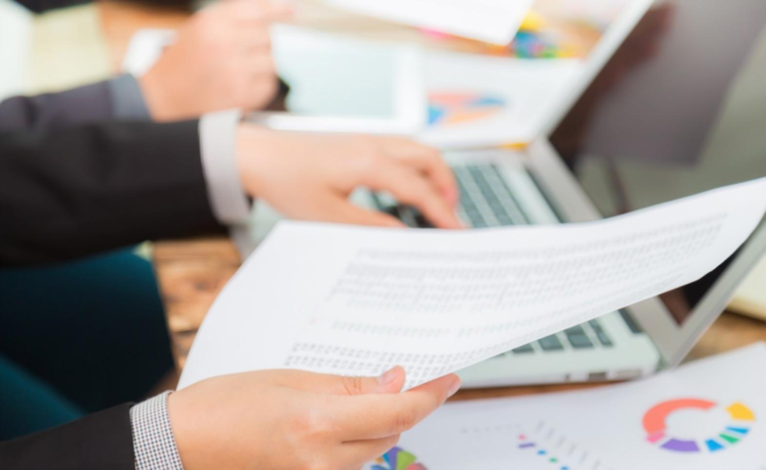 Profesional trabajando con análisis financieros en ordenador