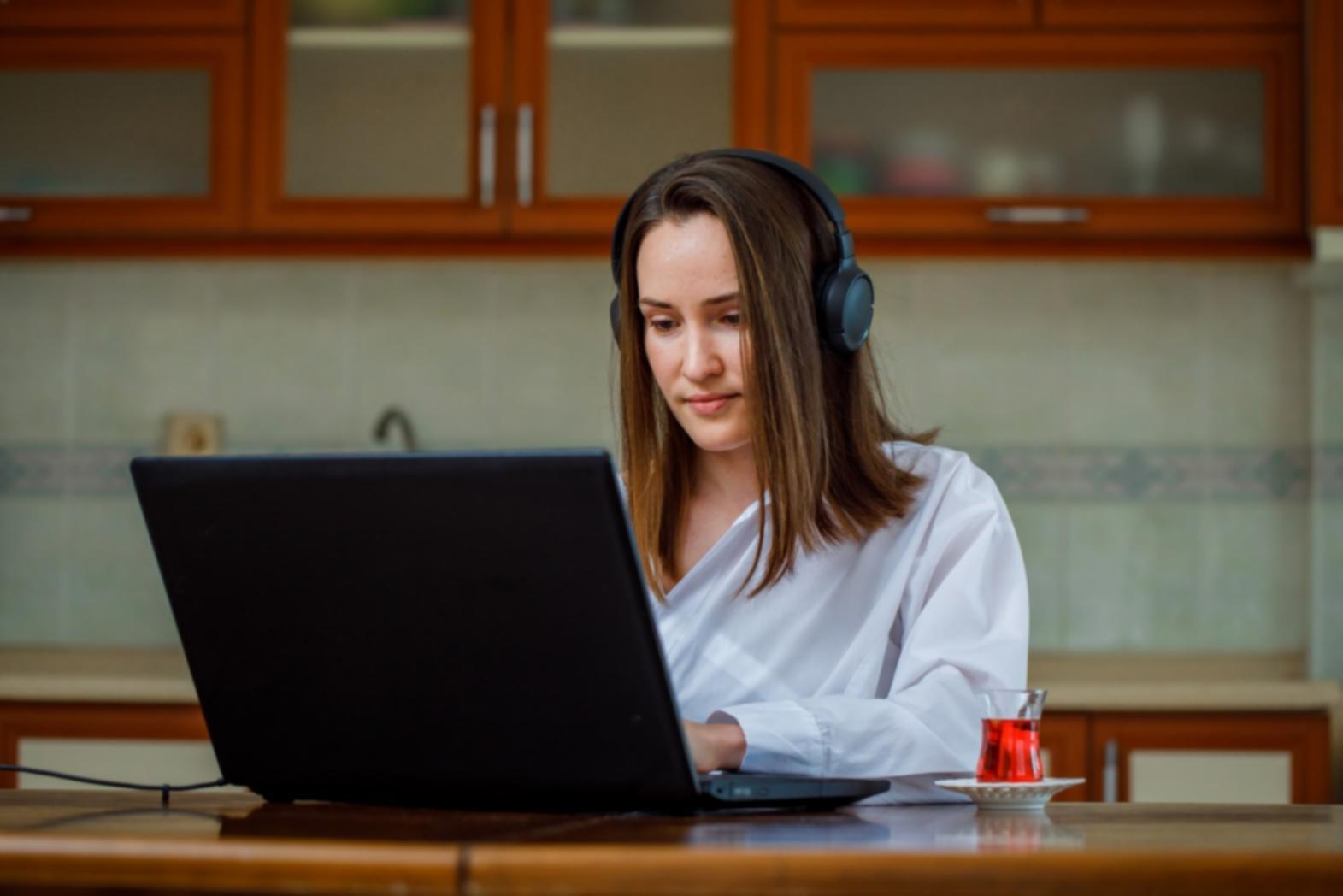 Grupo de profesionales en sesión de trabajo colaborativo